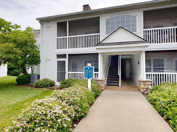 2718 S Knightsbridge Cir, Ann Arbor, MI 48105