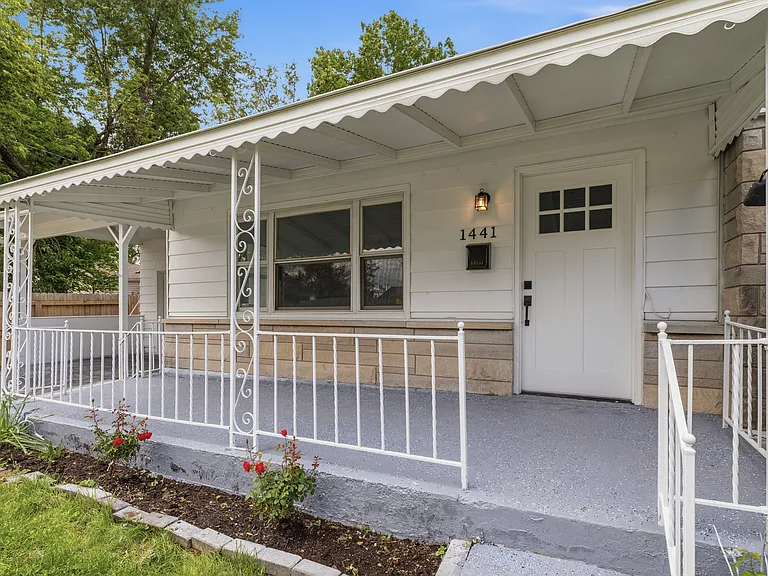 1441 W Lynn Dr — Photo 3