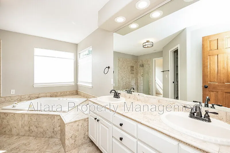 5 bed, 3.5 bath, 3600 sqft, $3,275 — Photo 3