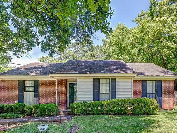 2nd image of 3209 Hillcrest Ln