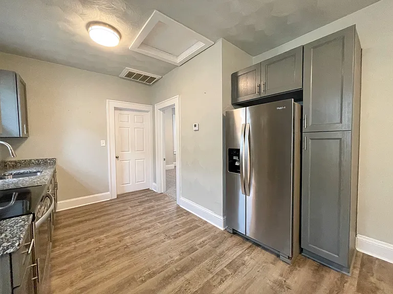 113 E 39th St #2 — Photo 9