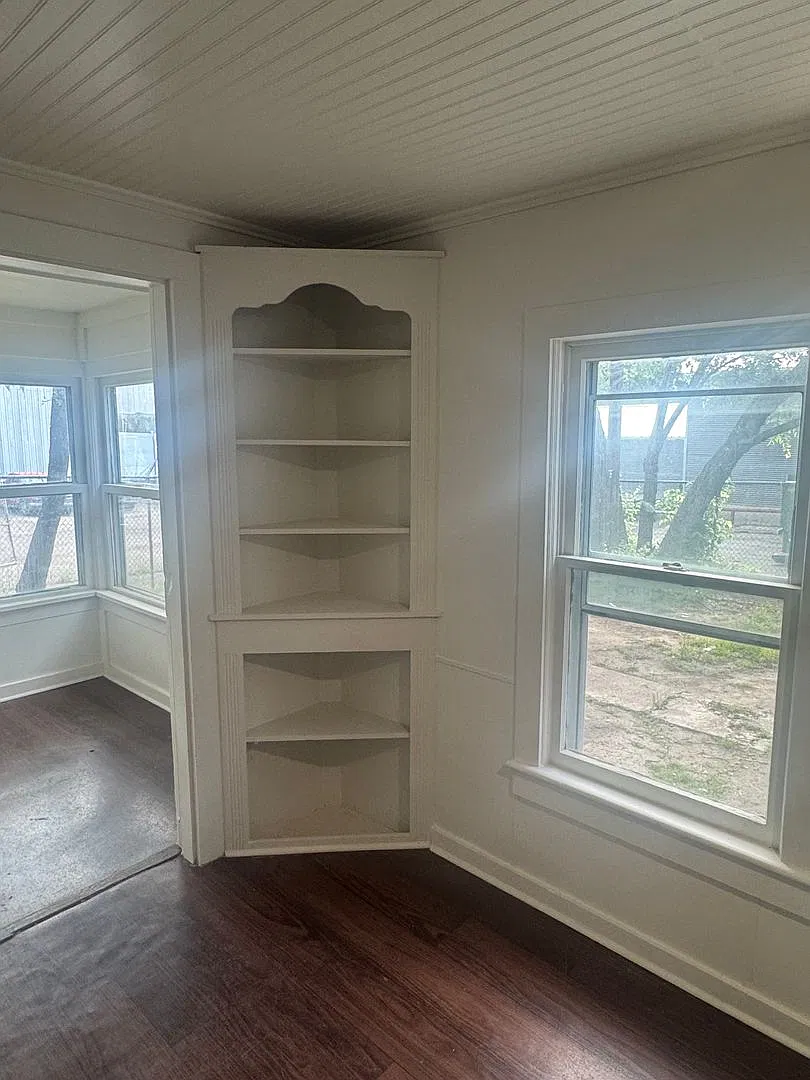 Newly Renovated - Charming 3/2 With Storage Unit And Covered Parking — Photo 3
