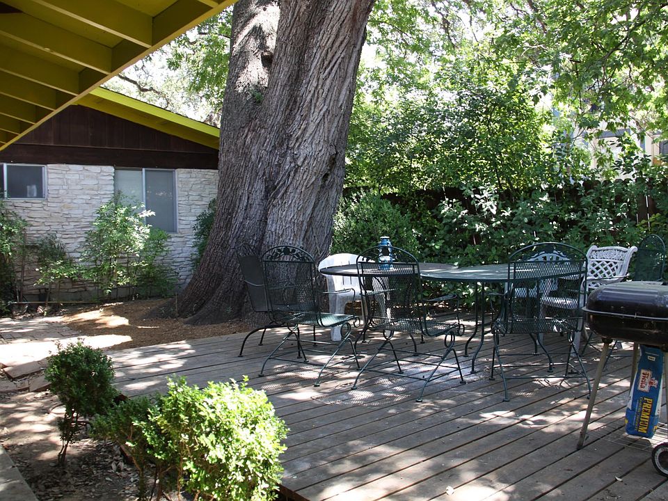 Front Yard - Deck and furniture included