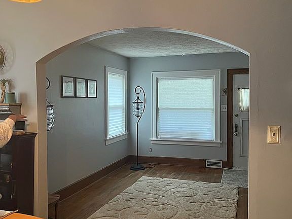 4th image of 2641 Maplewood St