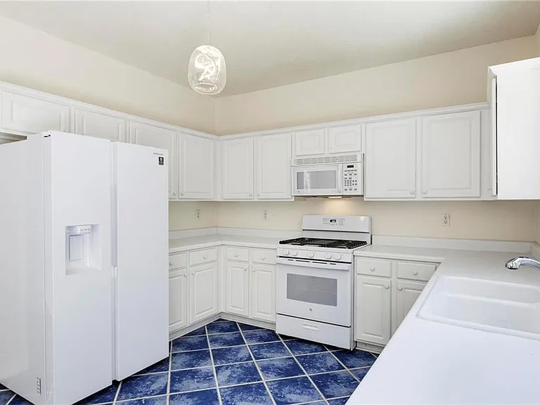 490 Chippenham Ct — Photo 19