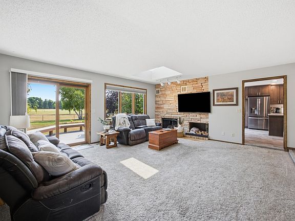 5th image of 186 Prairiewood Dr S