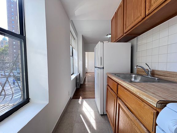 5th image of 31 Oliver St APT 1A