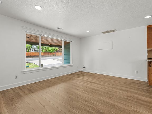 5th image of 16704 NE 29th Ave