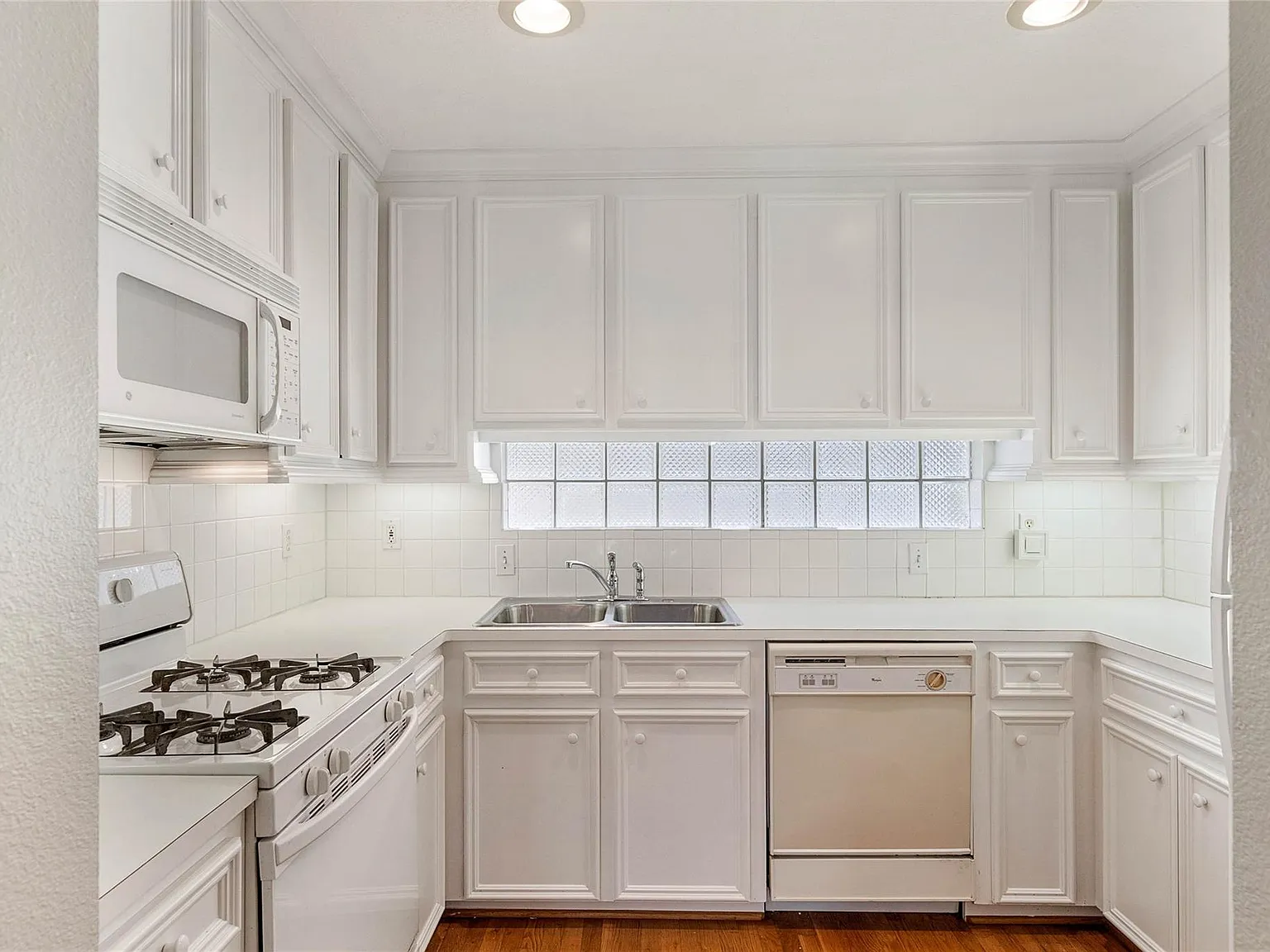 1 bed, 1.0 bath, 2358 sqft, $1,750 — Photo 4
