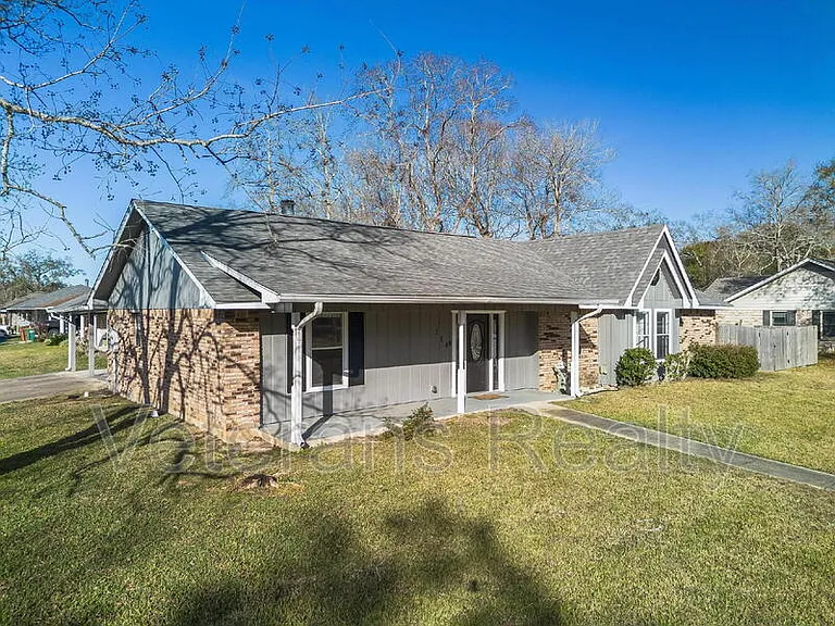 1210 Spring Dr — Photo 4