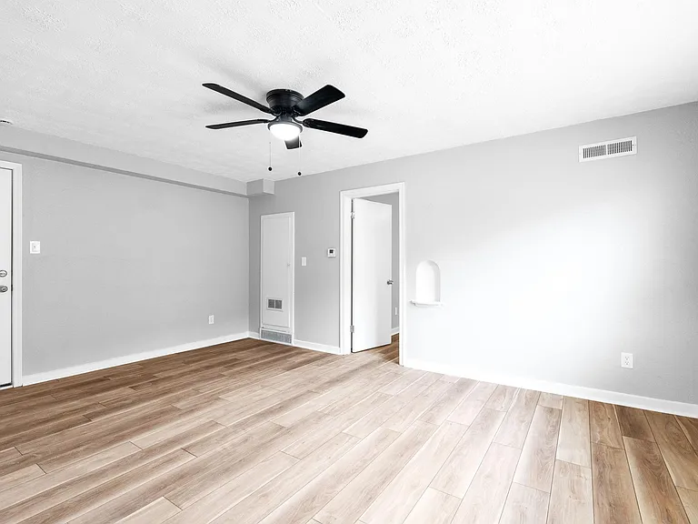 2255 W Broad St #204 — Photo 9