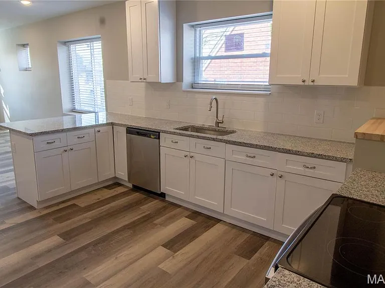 9311-9313 Sterling Pl — Photo 6