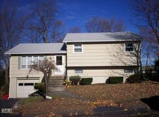 114 Plainfield Dr, Oakville, CT 06779