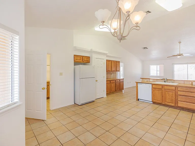 2400 Saguaro Loop — Photo 5