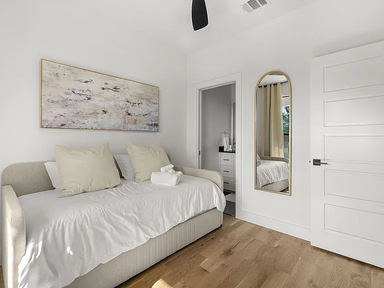 512 Avenue L — Photo 17