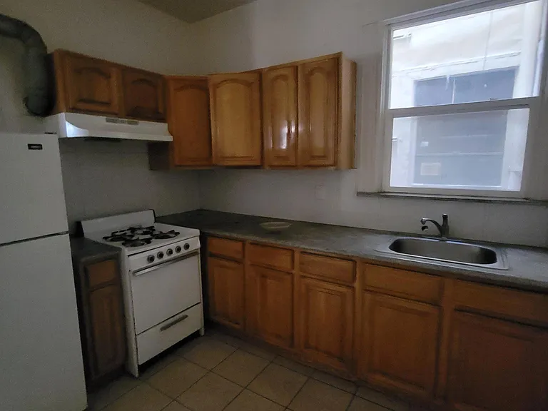 281 14th St — Photo 10