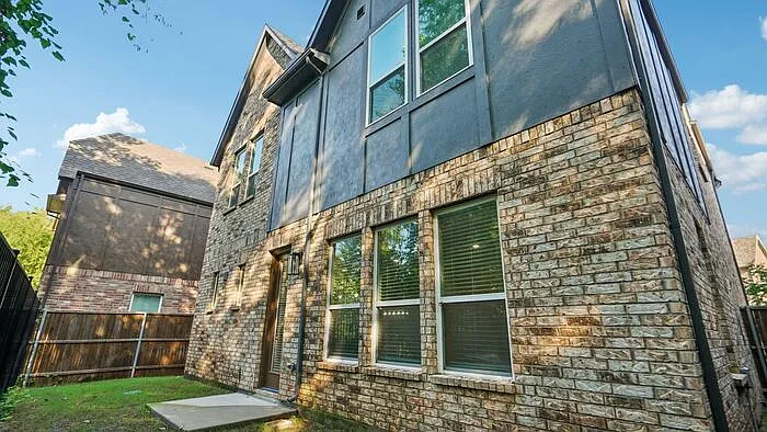 3 bed, 2.5 bath, 2213 sqft, $2,995 — Photo 4