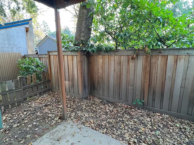 3930 Lake Grove Ave #1C — Photo 26