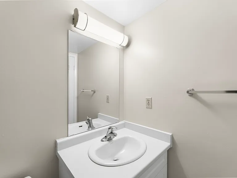 805 Grand Ave W — Photo 20