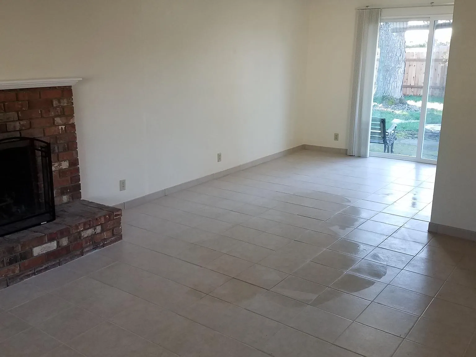 2 bed, 1.5 bath, 1005 sqft, $2,000 — Photo 2