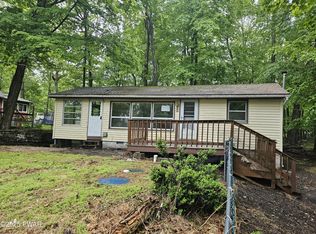 138 Mountain Lake Dr, Dingmans Ferry, PA 18328