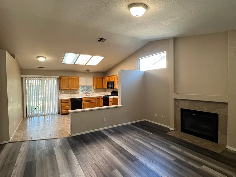 2752 Houston Ave — Photo 4