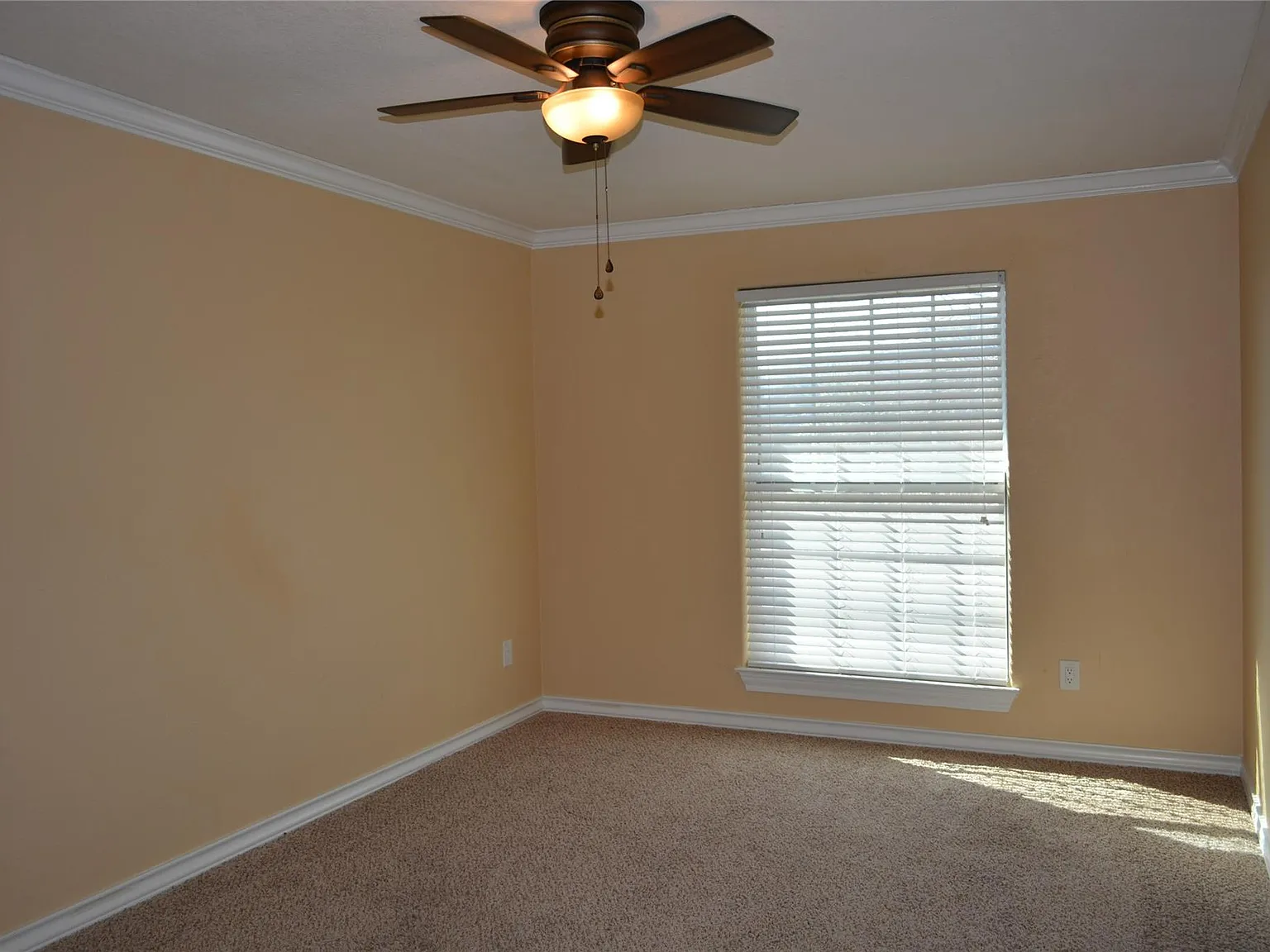 4 bed, 2.5 bath, 1890 sqft, $2,350 — Photo 4