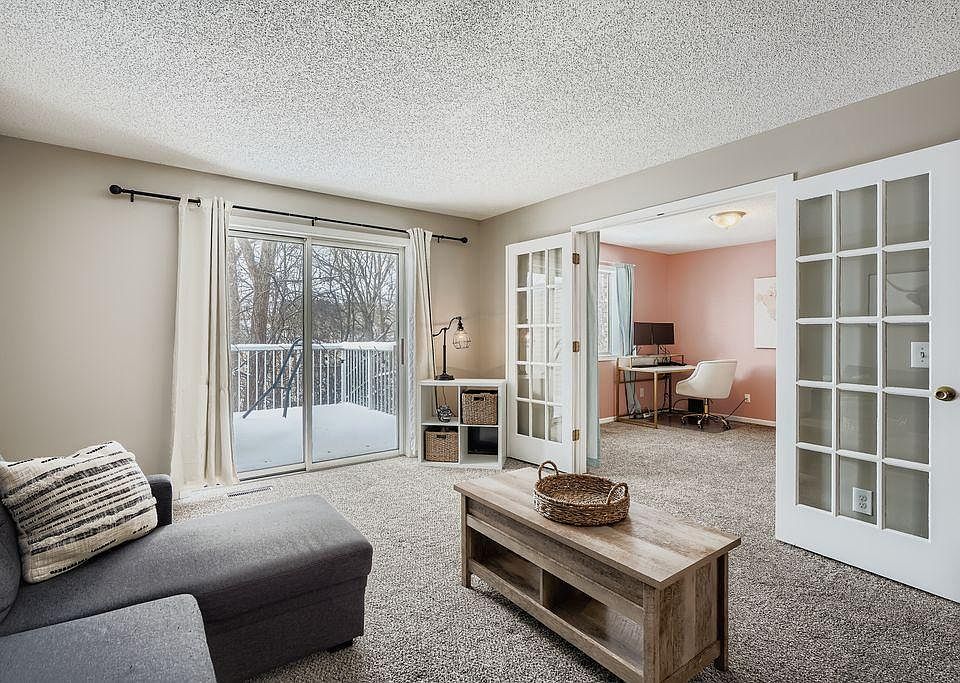 1st image of 927 Pondview Ct