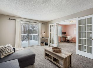 927 Pondview Ct, Vadnais Heights, MN 55127