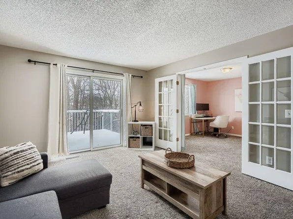 927 Pondview Ct, Vadnais Heights, MN 55127