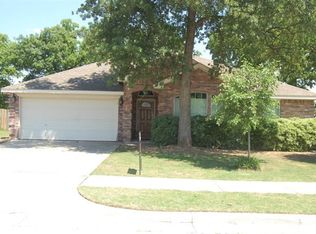 521 Harbor Crest Rd, Azle, TX 76020