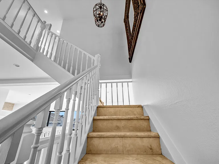 305 Columbia St — Photo 27