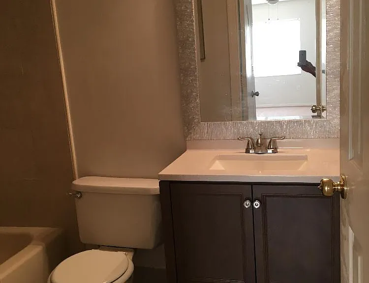 2238 Stonington Ave — Photo 6