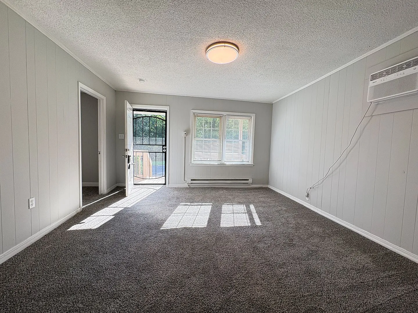 2 Bedroom, 1 Bathroom House in Lexington! — Photo 4