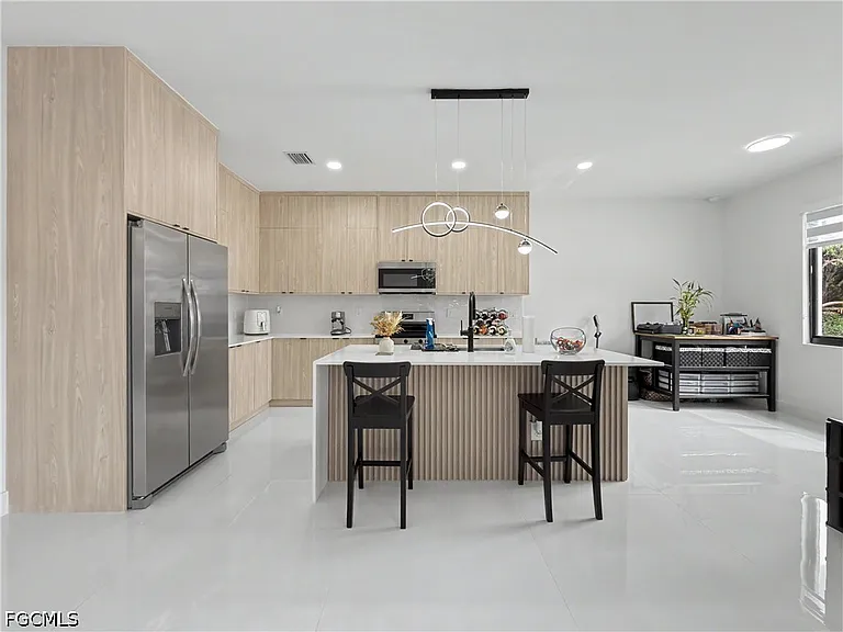 402 Thompson Ave — Photo 9