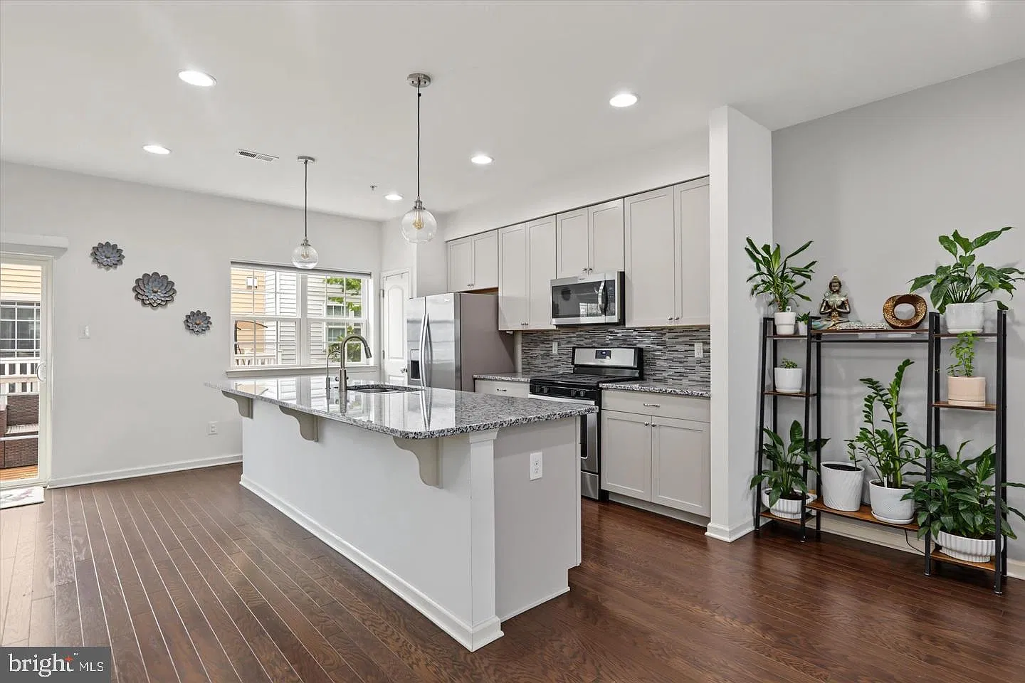 3 bed, 2.5 bath, 1986 sqft, $3,100 — Photo 2