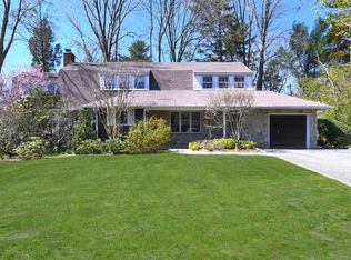 25 Village Rd, Roslyn Heights, NY 11577