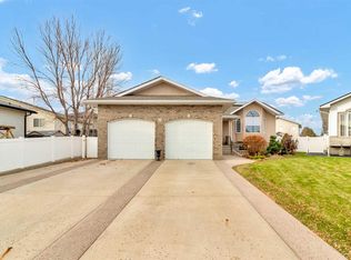 28 E Stark Mews SE, Medicine Hat, AB T1B 4P6