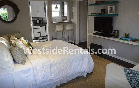 2nd image of 1122 N Crescent Heights Blvd