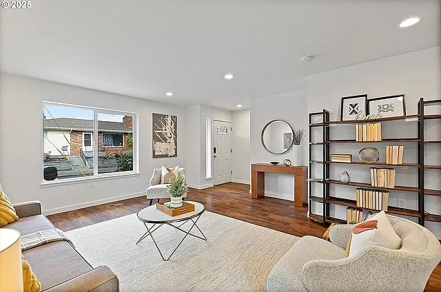 570 NE 55th Ave — Photo 1