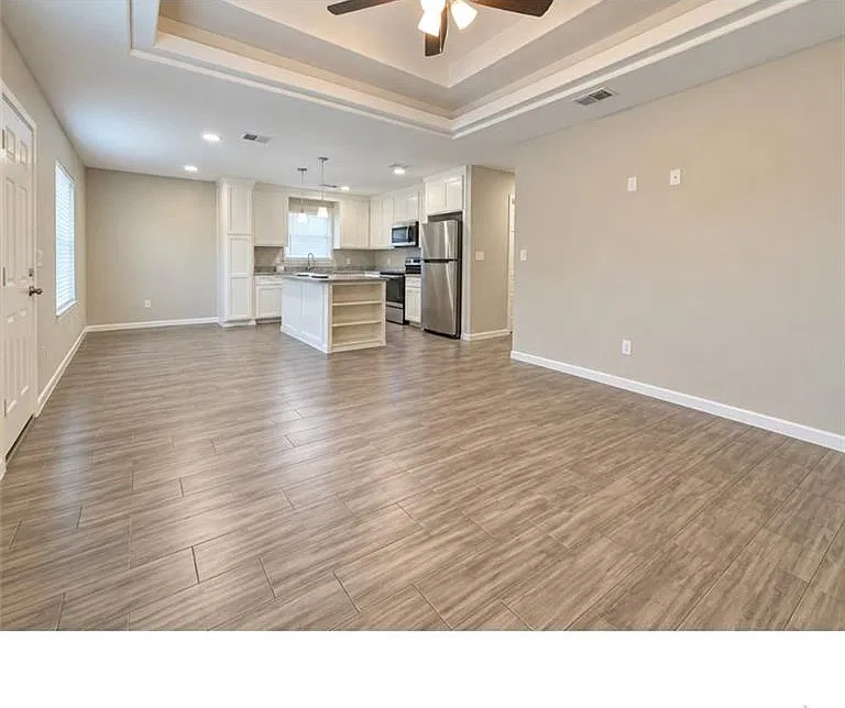 3 bed, 2.0 bath, 1100 sqft, $1,300 — Photo 3
