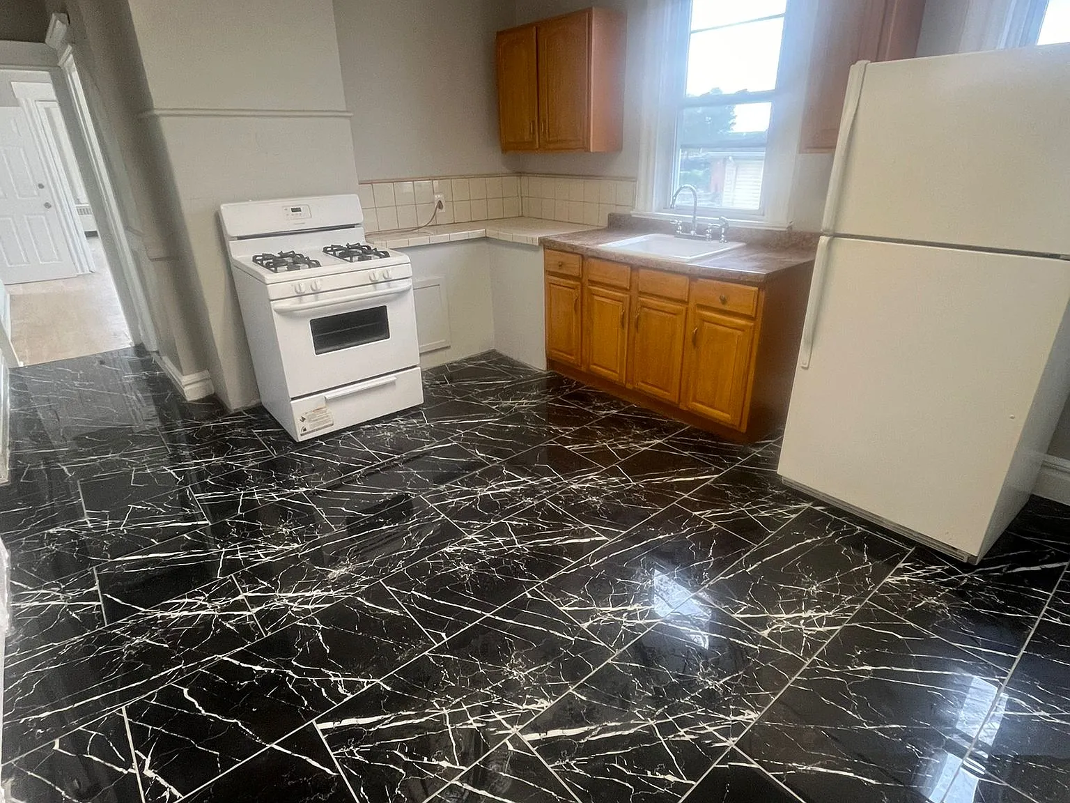3 bed, 1000 sqft, $2,075 — Photo 2