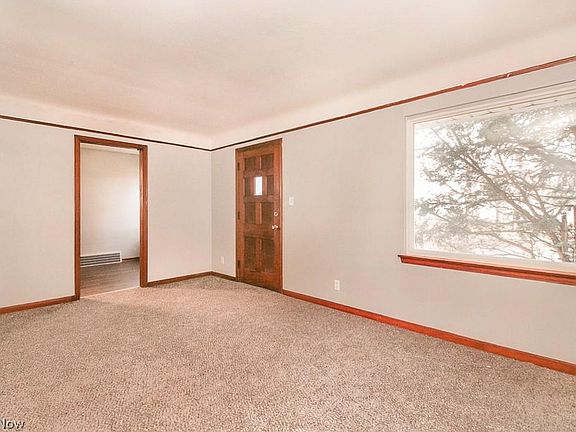 3rd image of 15700 Fernway Dr
