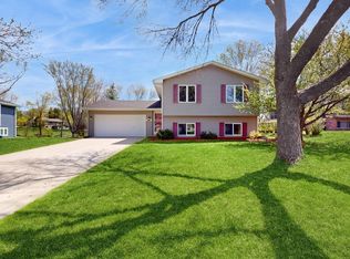 6911 Redwing Ln, Chanhassen, MN 55317