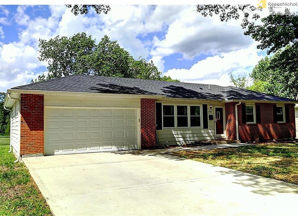 Welcome to 407 NW Lakeview Road In Blue Springs! Private, Convenient Location - Directly Backs To Rotary Park Of Rotary Lake.