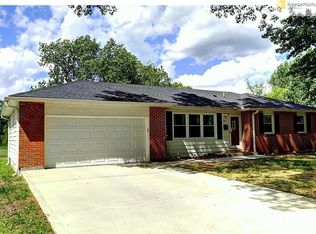 407 NW Lakeview Rd, Blue Springs, MO 64014