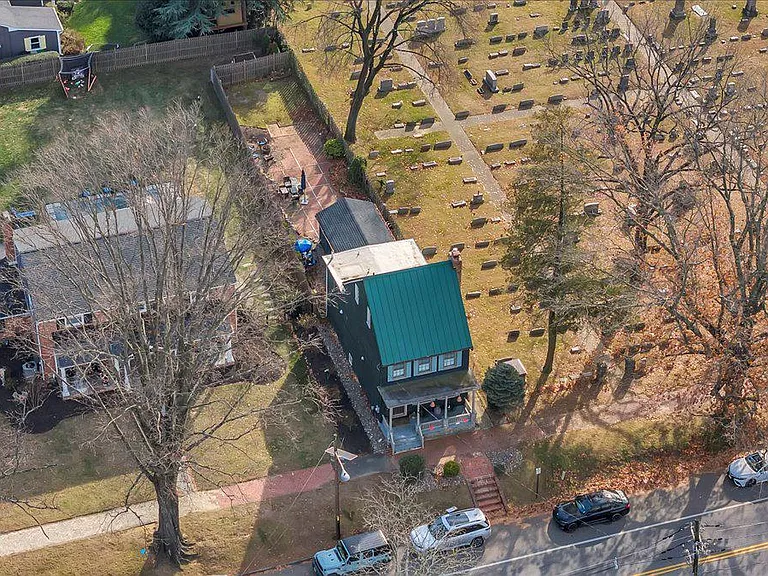 406 Kings Hwy E — Photo 27