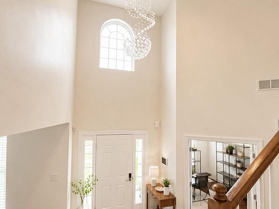 5th image of 121 Markley Farm Cir W