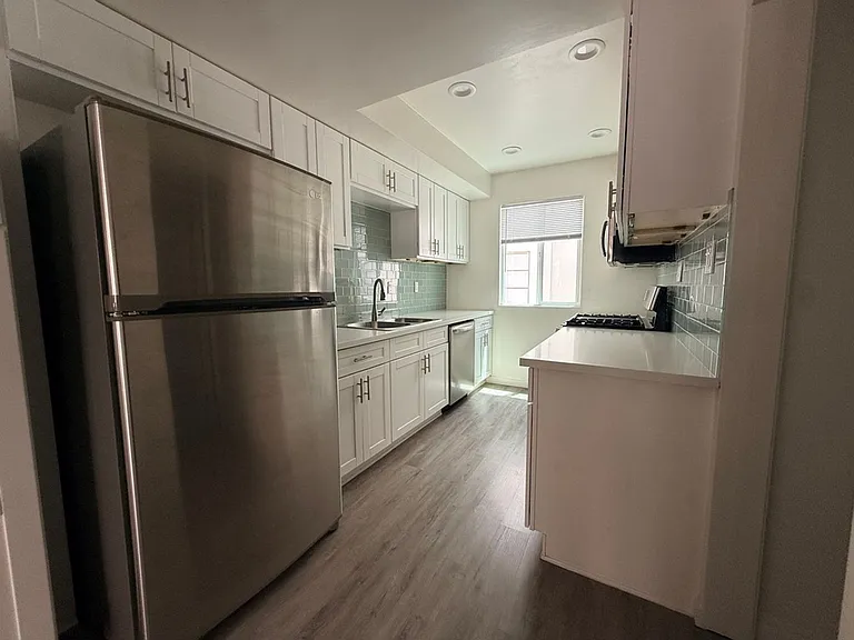 149 S Spalding Dr — Photo 14