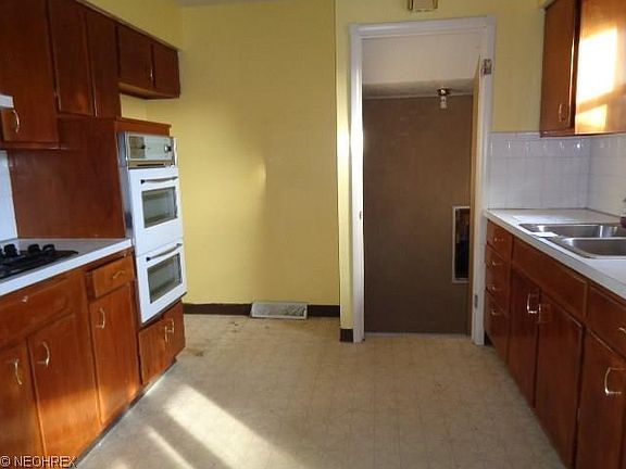 5th image of 11911 Longmead Ave
